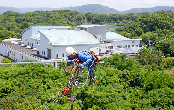株式会社イワサキの社員による送電線工事